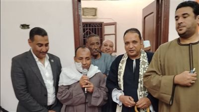 بعد طعنه في وجهه.. جلسة صلح بين رئيس مدينة دشنا والمتعدي عليه|صور