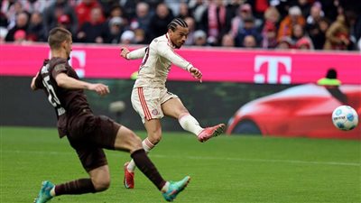 بايرن ميونخ ينتزع فوزا صعبا ويواصل التحليق بقمة الدوري الألماني