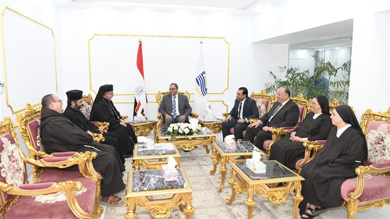 محافظ قنا