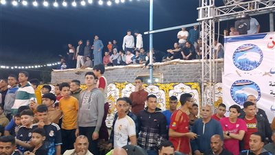 الجمهور اعتلى أسطح المنازل والأسوار لمتابعة المباراة النهائية لدورة قرنفيل الرياضية بالقليوبية 
