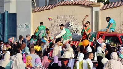 العيد فرح.. توزيع هدايا وورود على المصلين بمحافظة الإسماعيلية 