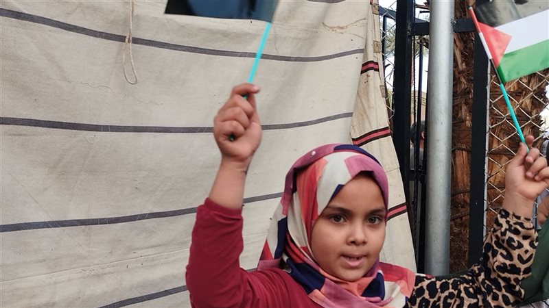 طفلة قنائية تحمل