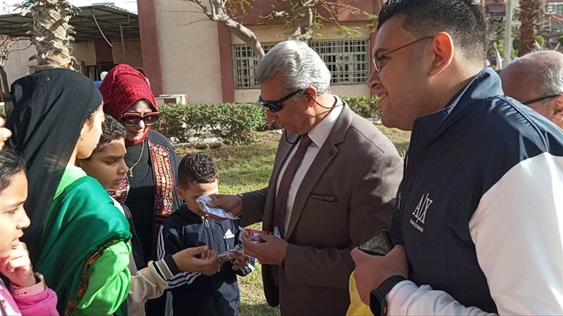 رئيس حي الزهور يوزع