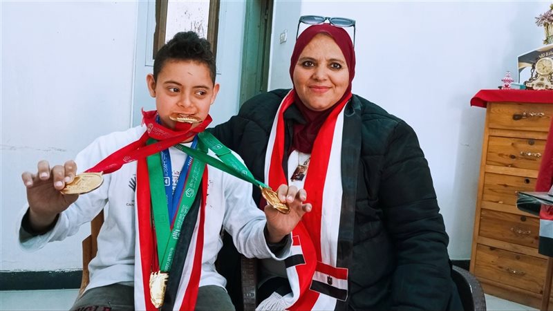 شيرين وابنها نور