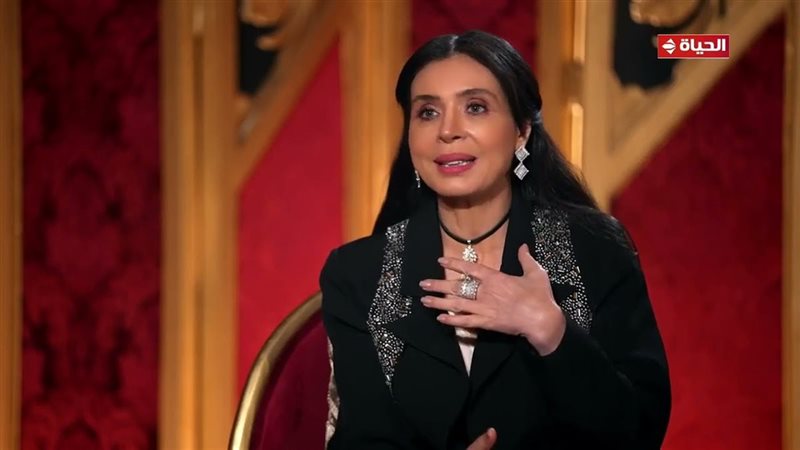 الفنانة دينا