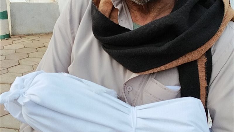 صورة الاب وهو يدفن