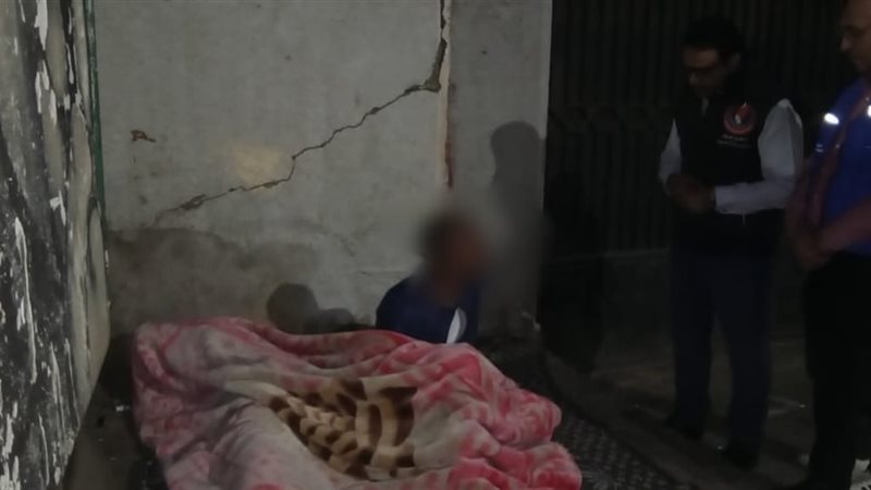 مواطن يفترش الأرض