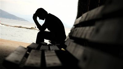 دراسة تكشف : متى تشعر بأقصى درجات التعاسة في مراحلك العمرية ؟