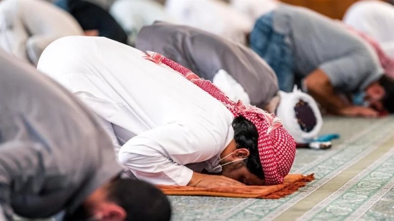 المرور امام المصلين