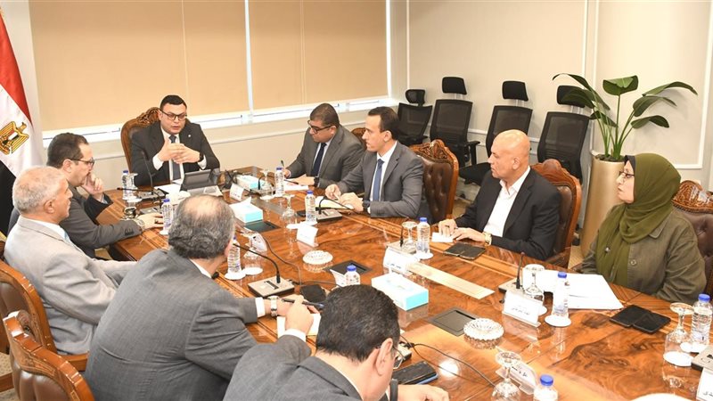 وزير الإسكان مع هيئة