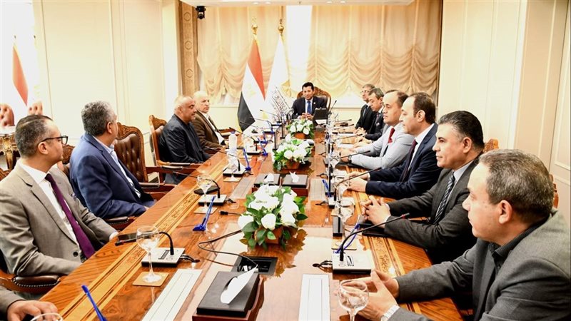 صبحي يعقد اجتماعًا