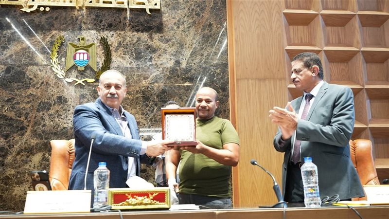 محافظ أسيوط يكرم