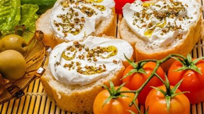 ساندويش اللبنة بالزعتر.. فطور سريع ولذيذ لبداية يوم مثالية 	