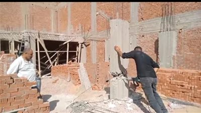 حملات مكثفة إزالة سقف خرساني مخالف بمركز الدلنجات في البحيرة