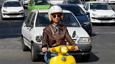 نساء إيران يكسرن الحواجز بقيادة الدرجات النارية.. ما القصة؟