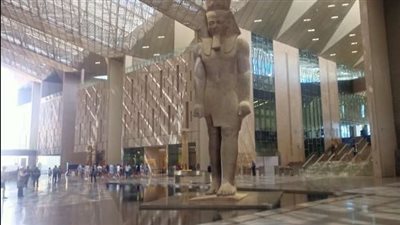 لقطات طريفة.. زوار يسقطون في المياه المحيطة بتمثال رمسيس بالمتحف المصري الكبير