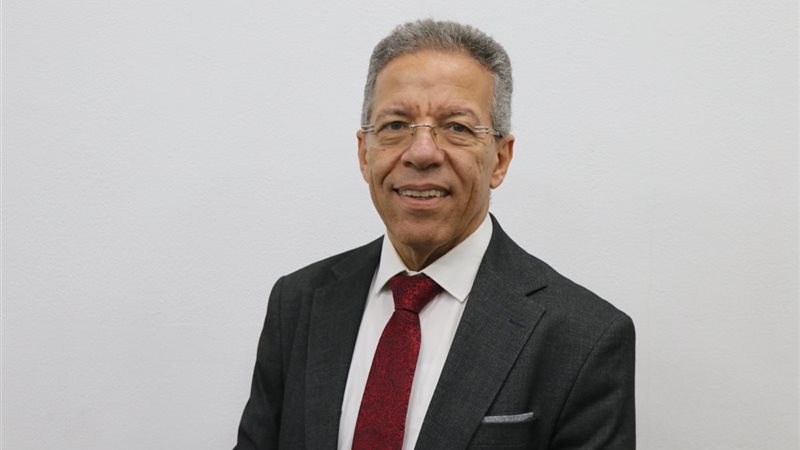الدكتور أسامة عبد