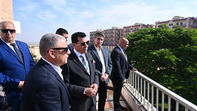 وزير الشباب والرياضة ومحافظ الإسماعيلية يتابعان أعمال مركز الابتكار الشبابي 