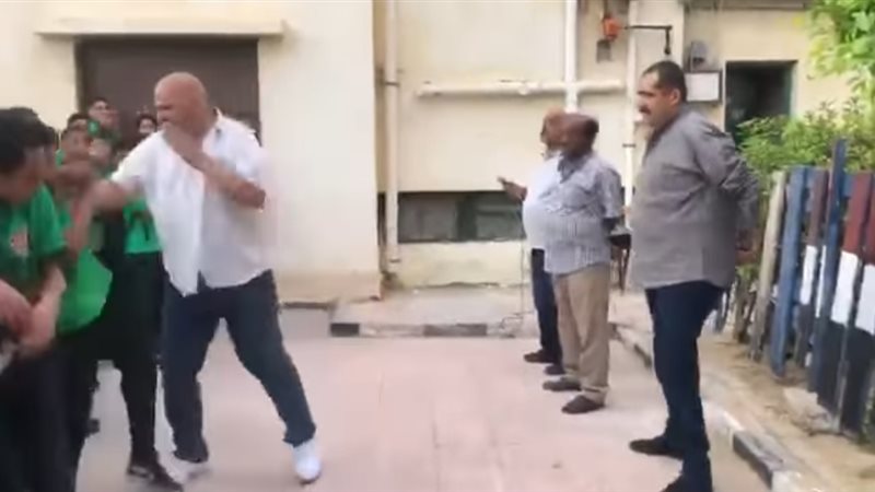 مدير المدرسة خلال