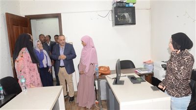 محافظ أسيوط يتفقد حاضنة سيدات الأعمال ويدعم مشروعات ريادة الأعمال الاجتماعية 