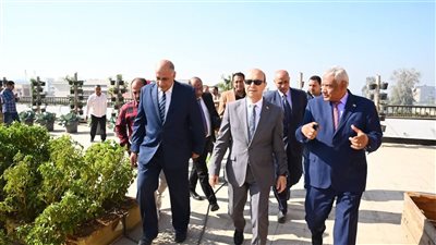 رئيس جامعة أسيوط يشيد بتجربة زراعة الأسطح في كلية الزراعة 