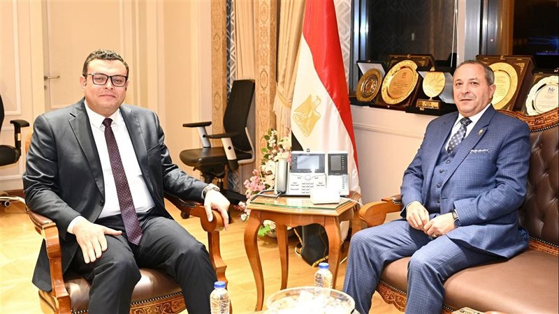 وزير الإسكان يستقبل
