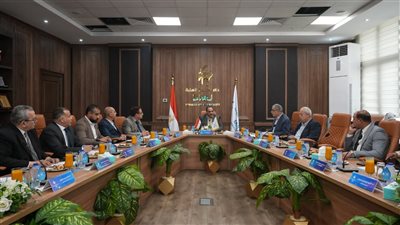 محافظ القليوبية يُهدي ماكينات خياطة لـ15 متدربة من أوائل خريجات دورات الخياطة