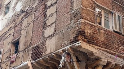 سقوط أجزاء من عقار قديم في منطقة الجمرك بالإسكندرية دون إصابات 