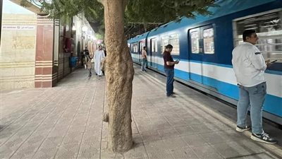 صدمه القطار.. وفاة بائع داخل محطة مترو عزبة النخل بعد محاولة عبور السكة