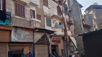 سقوط أجزاء من واجهة منزل بدمياط دون إصابات وتلفيات بسيارة متوقفة