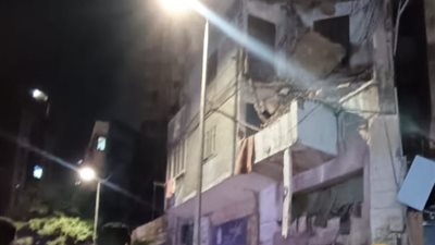 دون إصابات.. انهيار  أجزاء من عقار قديم بالإسكندرية وتحطم سيارتين