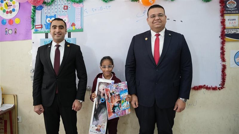 وفد النيابة مع الطفلة