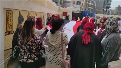 بالأعلام والأغانى الوطنية.. سيدات الشرقية يشجعن الناخبين على النزول