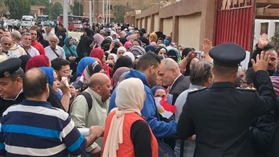 إقبال كبير من الناخبين بمدرسة عبدالمنعم واصل بالتجمع للتصويت بانتخابات النواب