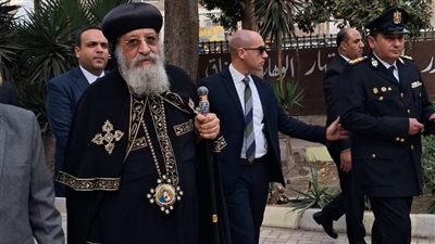 البابا تواضروس الثاني يغادر مدرسة الشهيد امتياز كامل بعد الإدلاء بصوته