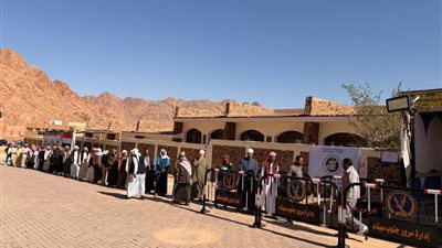 بالزي البدوي والتراث السيناوي..الناخبون يصطفون أمام لجان شرم الشيخ 