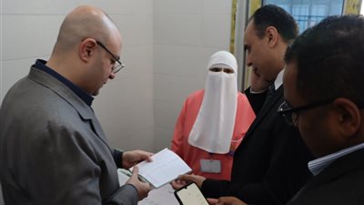 محافظ بني سويف يطمئن على صحة رضيعة مصابة بنقص هرمون خلال تفقده وحدة بنى عدى