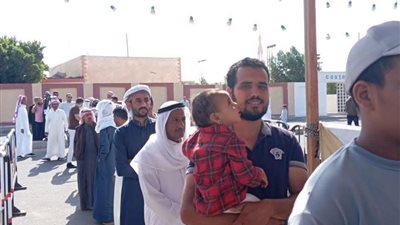مشاهد مميزة أمام لجنة رفاعة الطهطاوي بجنوب سيناء.. طوابير بالزي السيناوي 