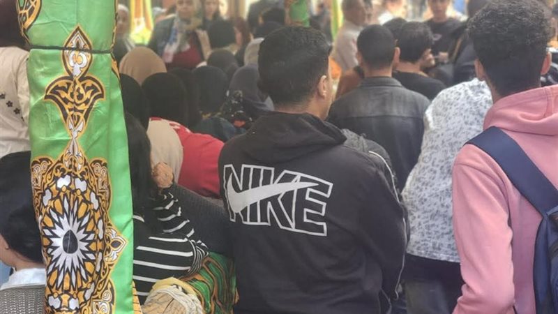 إقبال كثيف من الشباب