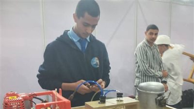 طالب يبتكر جهاز ترشيد استهلاك الوقود والطاقة بمدرسة شركة مياه البحيرة
