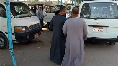 مدير مواقف قوص بقنا يتابع حركه ركوب واستقلال المواطنين سيارات الأجرة