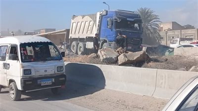 إصابة 3 أشخاص في حادث تصادم سيارتين على طريق الإسكندرية الصحراوي