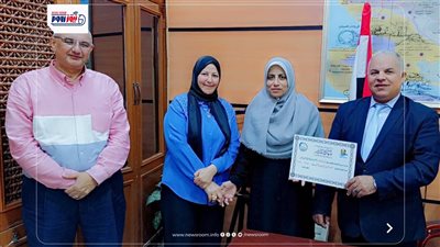 تكرم مديرة مدرسة فاطمة الزهراء ومعلمة وطالبة لتميزهم في مبادرة «الفيوم تتحدث»