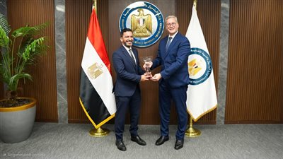 وزير البترول  يكرّم مهند عاطف لفوزه بجائزة أفضل وكيل ذكاء اصطناعي 
