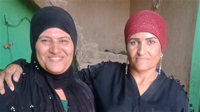 شربات وهويدا.. سيدتان تقتحمان مهنة المحارة ويتحدّين قسوة الحياة بالخانكة 