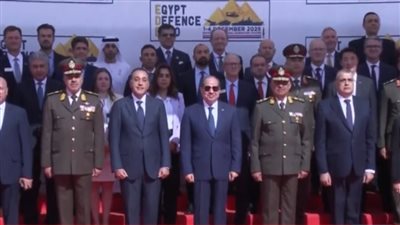 الرئيس السيسي يتوسط صورة تذكارية مع ممثلي شركات الصناعات الدفاعية العالمية