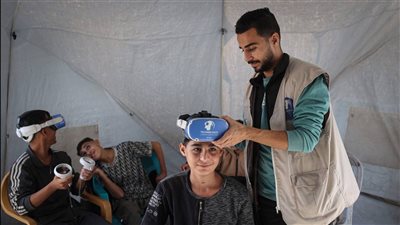  نظارات تنقل أطفال غزة إلى «واقع افتراضي» بعيداً عن أهوال الحرب