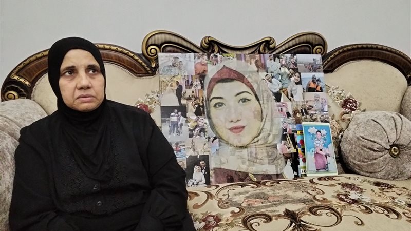 والدة اسراء بجوار