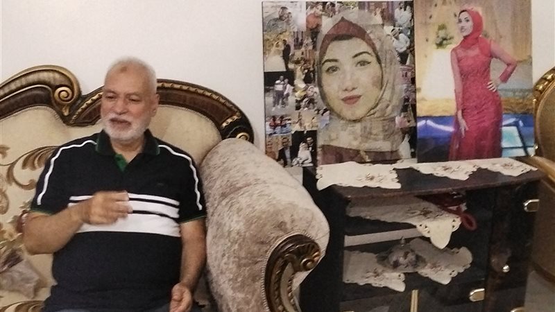 والد الضحية بجوار