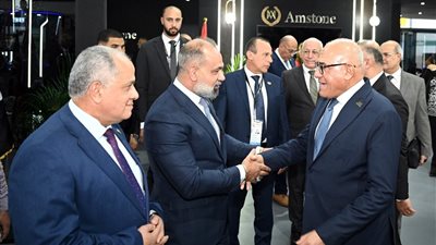 رئيس العربية للتصنيع يتفقد جناح شركة أميستون ويشيد بخبراتها التصنيعية المتطورة